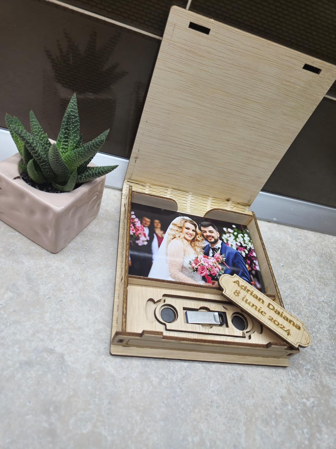 Cutie pentru stick si poze personalizata cu prindere magnet V4 CPN